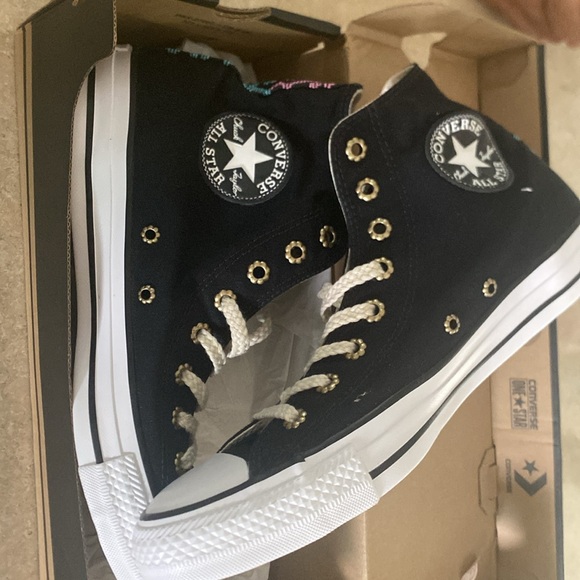 Converse - Picture 2 of 3